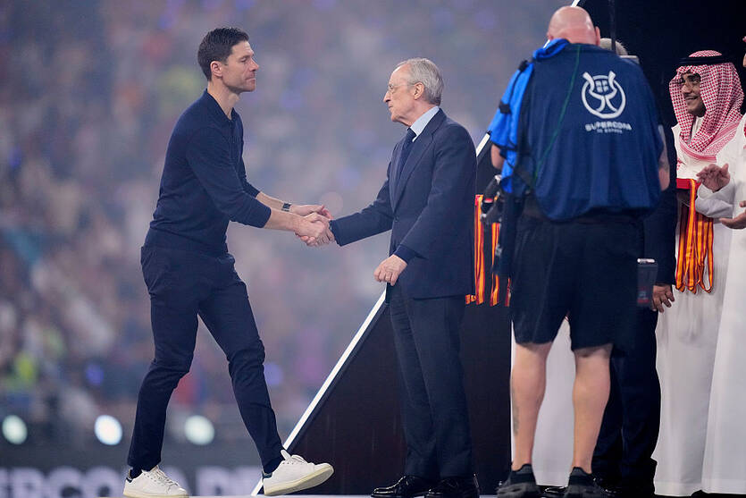 Хаби Алонсо и Флорентино Перес  / Getty Images
