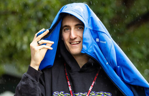 Альпин покинул один из пилотов Альпин покинул один из пилотов