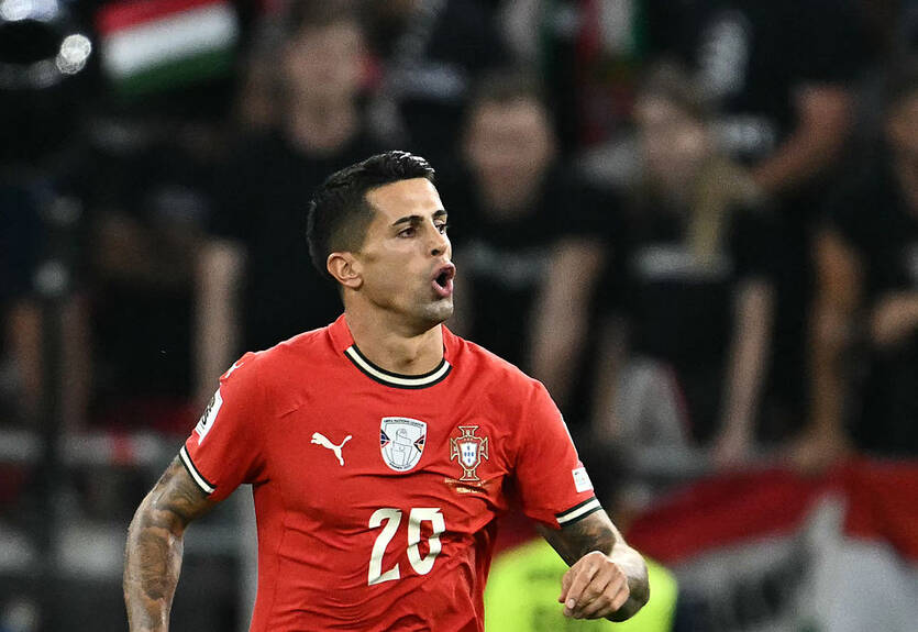 Барселона удалила все посты о трансфере Канселу