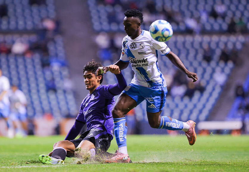 В Мексике игрок коленом вырвал кусок газона, на котором должны тренироваться участники ЧМ-2026