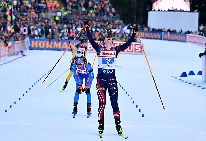 Сборная Норвегии феерически выиграла женскую эстафету в Рупольдинге