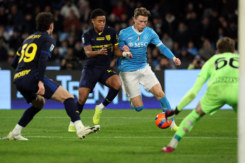 Наполи и Парма сыграли вничью / Getty Images