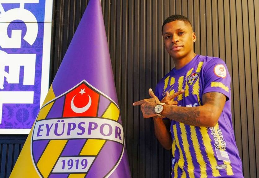 Динамо отпустило легионера в Эюпспор Степаненко