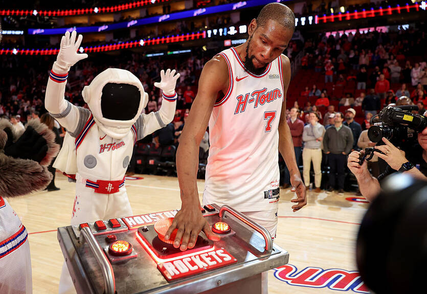 Дюрант обошел Новицки в списке лучших бомбардиров в истории