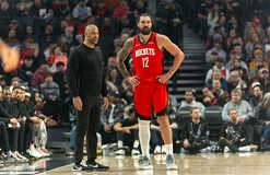 Центровой Хьюстона Стивен Адамс получил травму