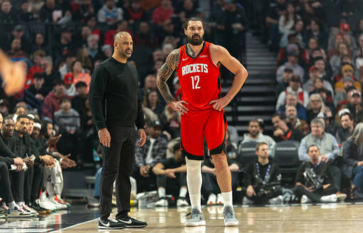 Центровой Хьюстона Стивен Адамс получил травму