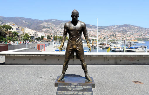 Неизвестный поджег статую Роналду, сняв все на видео