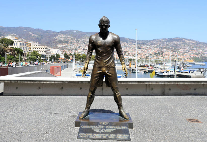 Неизвестный поджег статую Роналду, сняв все на видео