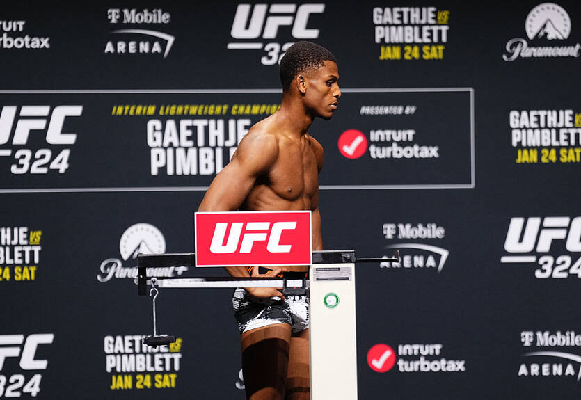 Боец UFC потерял сознание на церемонии взвешивания