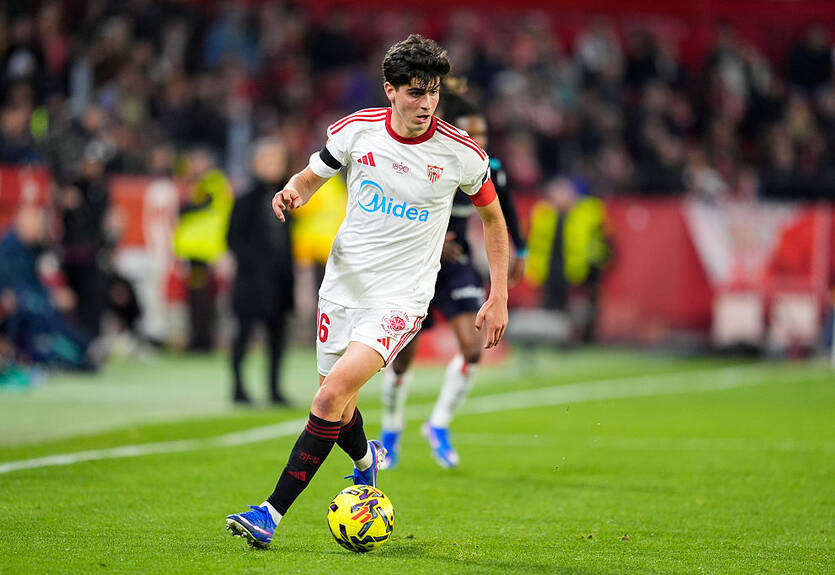 Захисник Севільї знову зацікавив Наполі та Ювентус Захисник Севільї знову зацікавив Наполі та Ювентус