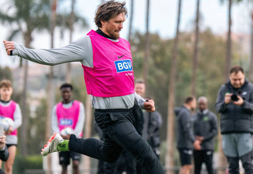 Усик вышел на поле в матче Полесье - Ванкувер