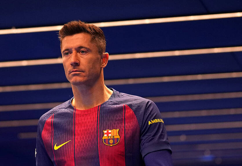 Левандовски повторил рекорд Месси и догнал Роналду