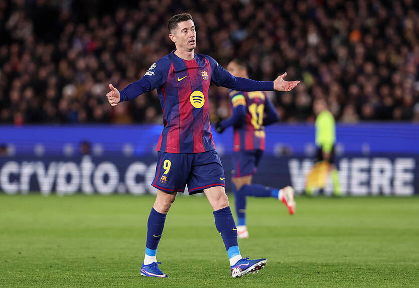 Оточення Левандовські заявляє, що поляк близький до відходу з Барселони