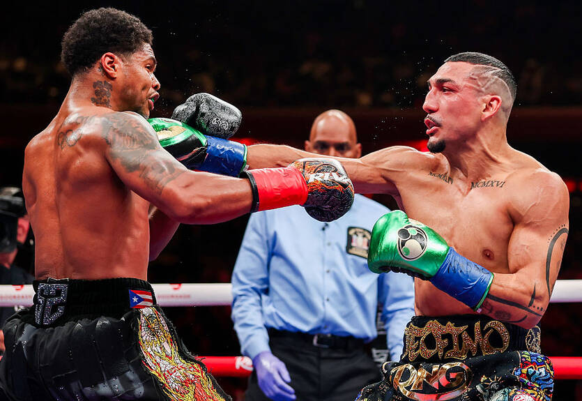 Деклассация от нового чемпиона: Шакур разбил Теофимо в титульном бою - видео Деклассация от нового чемпиона: Шакур разбил Теофимо в титульном бою - видео