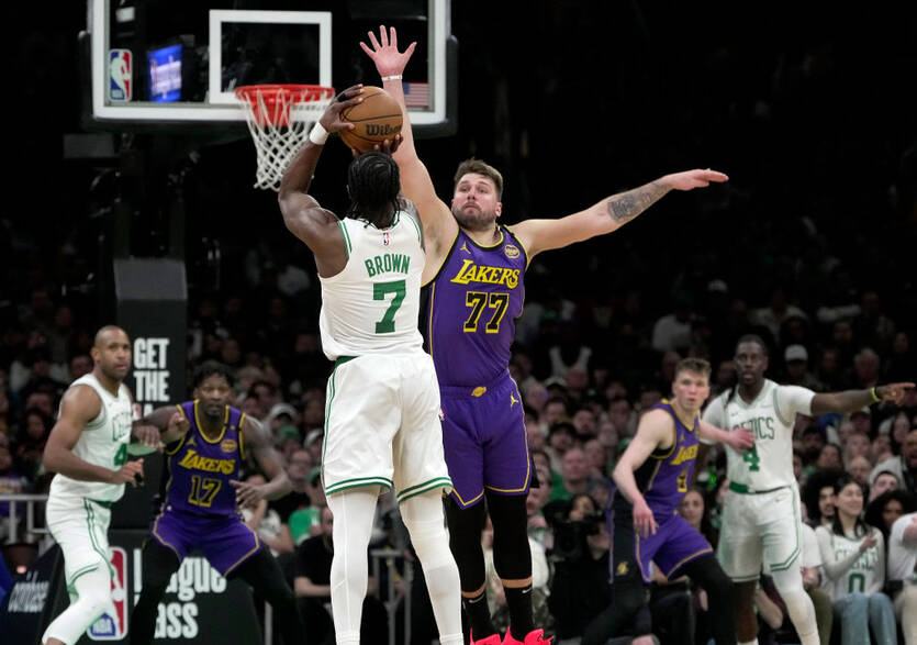 Браун и Дончич / Getty Images