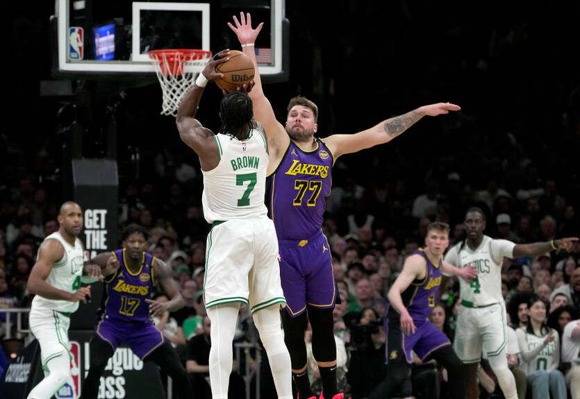 Дончич і Браун - гравці місяця в НБА