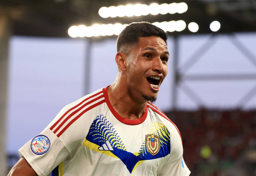 Динамо отпустило провального форварда за океан