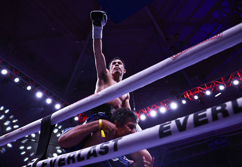 Медина защитил титул в легчайшем весе