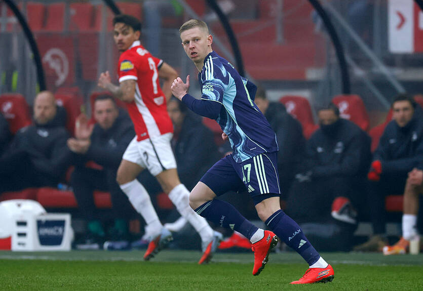 Зинченко дебютировал за Аякс, а амстердамцы сыграли вничью с АЗ