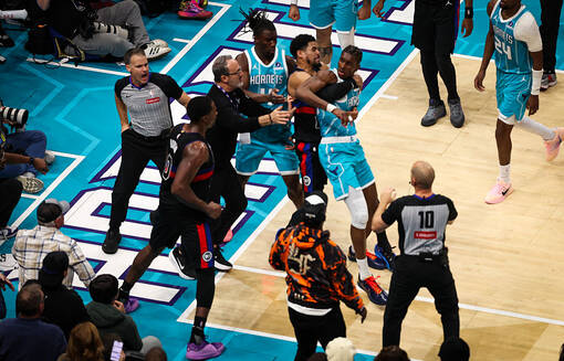 Сразу в двух матчах НБА произошли драки между игроками