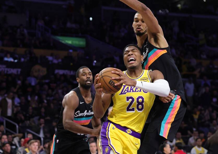 Сан-Антонио победил Лейкерс / Getty Images