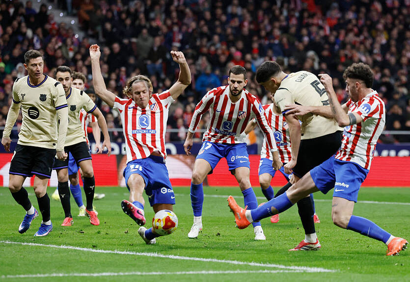 Барселона может пожаловаться на судейство в матче с Атлетико