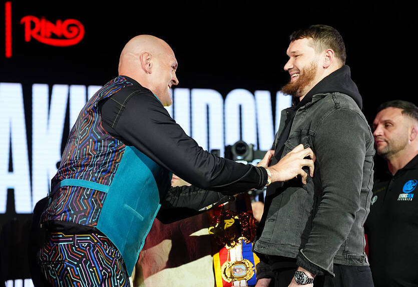 Фьюри провел первую битву взглядов с Махмудовым