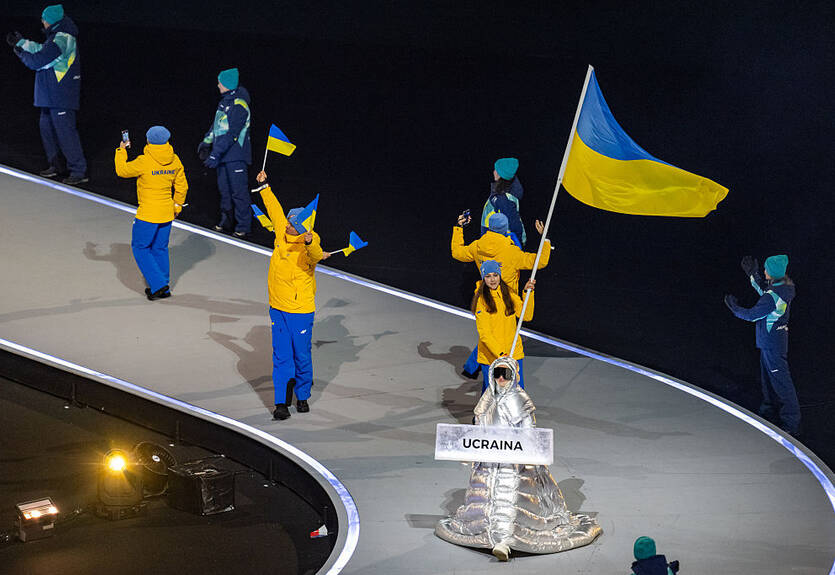 На церемонии открытия Олимпийских игр табличку Украины несла росиянка