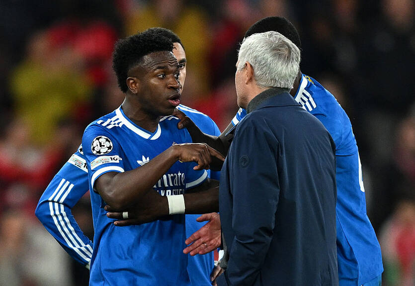 Моуріньо: Вінісіус мав опинитися на руках партнерів, а не скандалити зі стадіоном