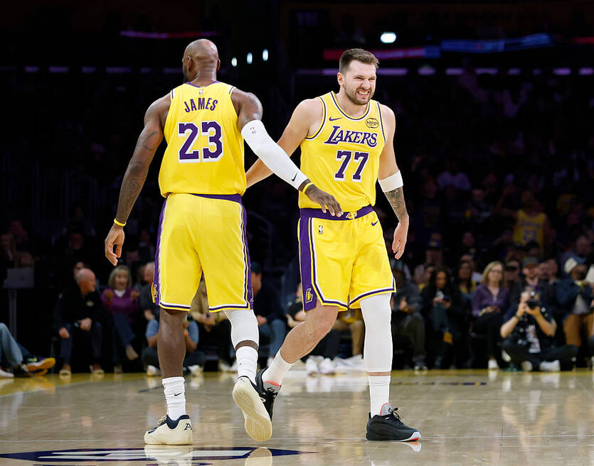Лука Дончич и Леброн Джеймс / Getty Images
