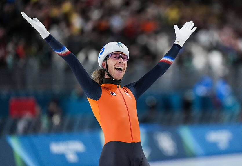 Бергсма в 40 лет победил в масс-старте конькобежцев