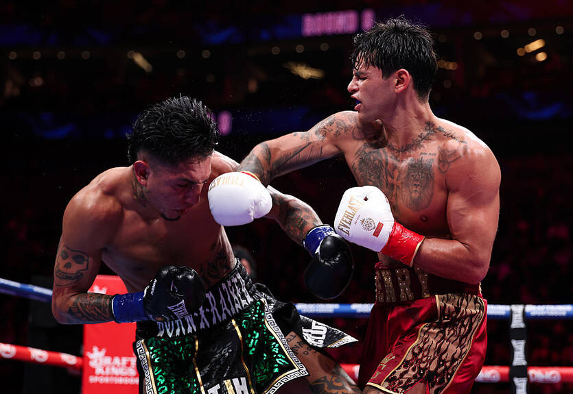 Гарсия уверенно отобрал чемпионский титул у Барриоса