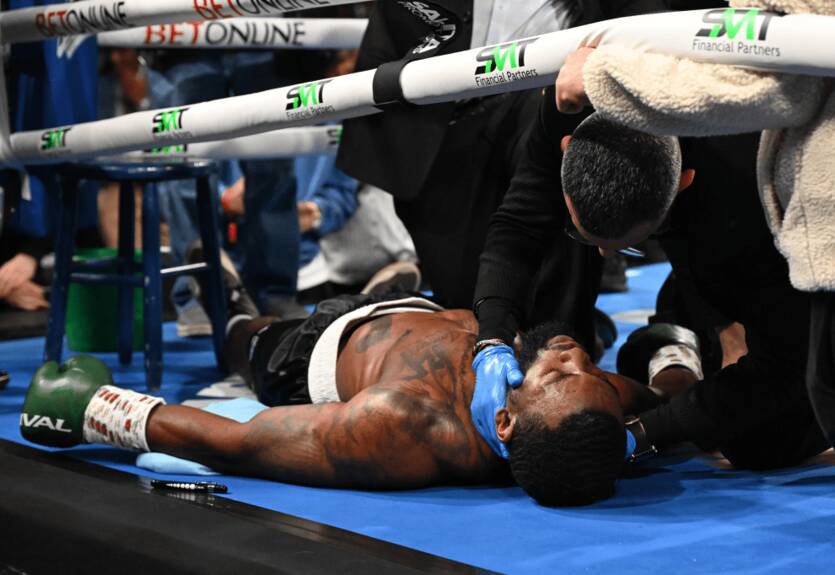 В андеркарде боксёра унесли на носилках