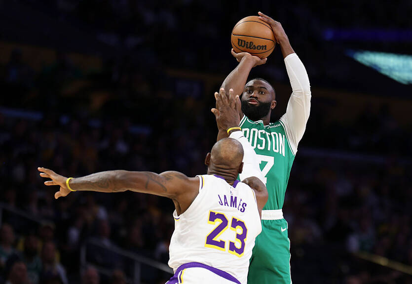 НБА: Лейкерс разгромно уступили Бостону, Денвер проиграл Голден Стейт