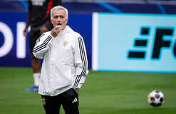 Моуринью решил смотреть матч своей команды из автобуса