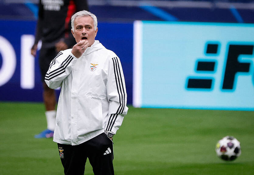 Моуринью решил смотреть матч своей команды из автобуса