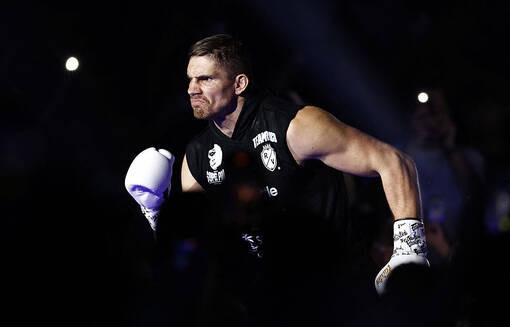 Усик зійдеться в бою з легендою кікбоксингу