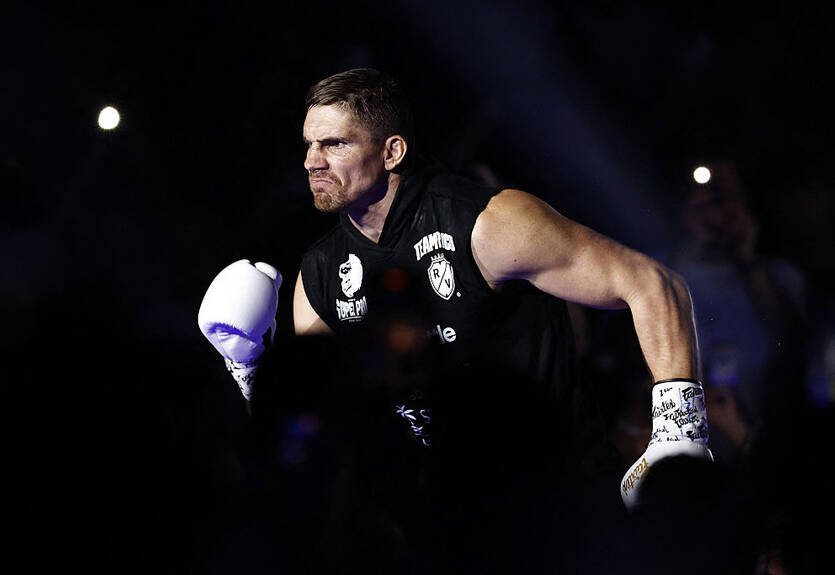 Усик сойдется в бою с легендой кикбоксинга Усик сойдется в бою с легендой кикбоксинга