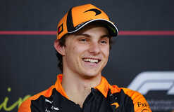 Пиастри представил специальный шлем для Гран-при Австралии Пиастри представил специальный шлем для Гран-при Австралии