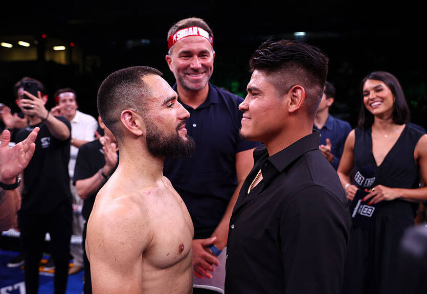 Наваррете здобув дострокову перемогу над Нуньєсом у об'єднавчому бою