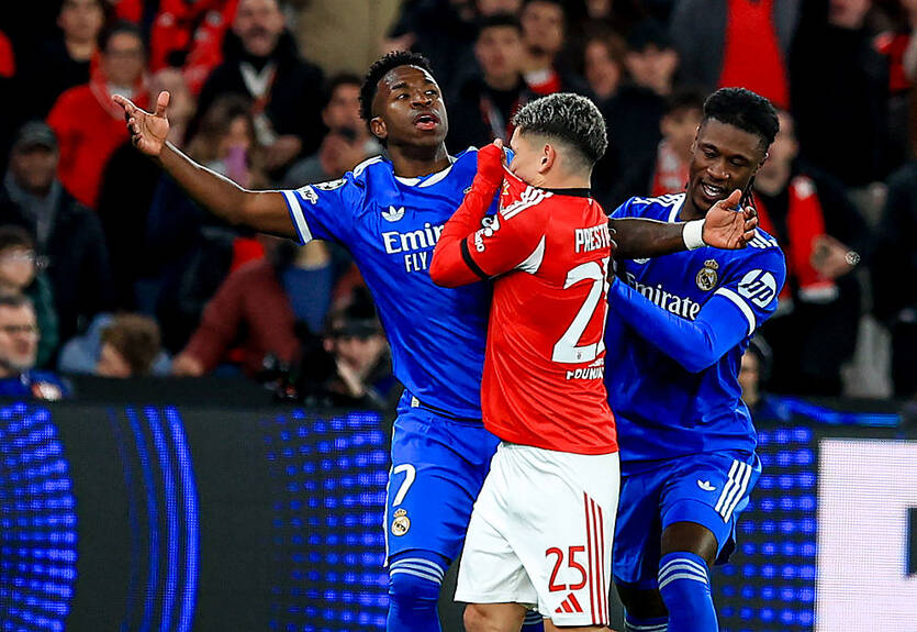 Игроков могут начать наказывать за прикрытие рта