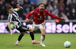 Манчестер Юнайтед уступил Ньюкаслу, играя тайм в большинстве