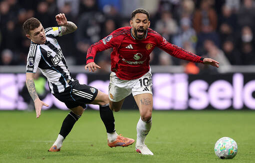 Манчестер Юнайтед уступил Ньюкаслу, играя тайм в большинстве