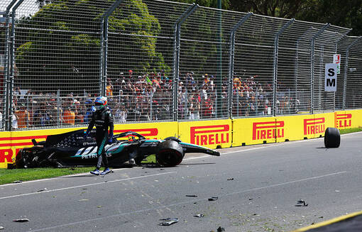 Пилот Мерседеса может пропустить квалификацию Гран-при Австралии после аварии в практике