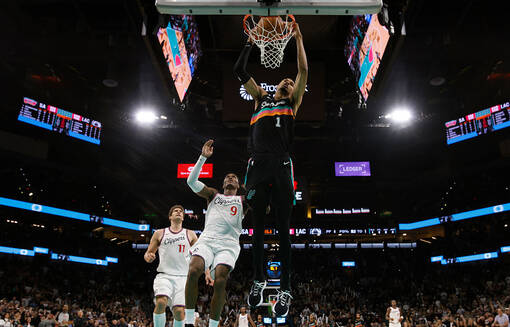 НБА: Сан-Антонио одолел Клипперс, Денвер проиграл Нью-Йорку