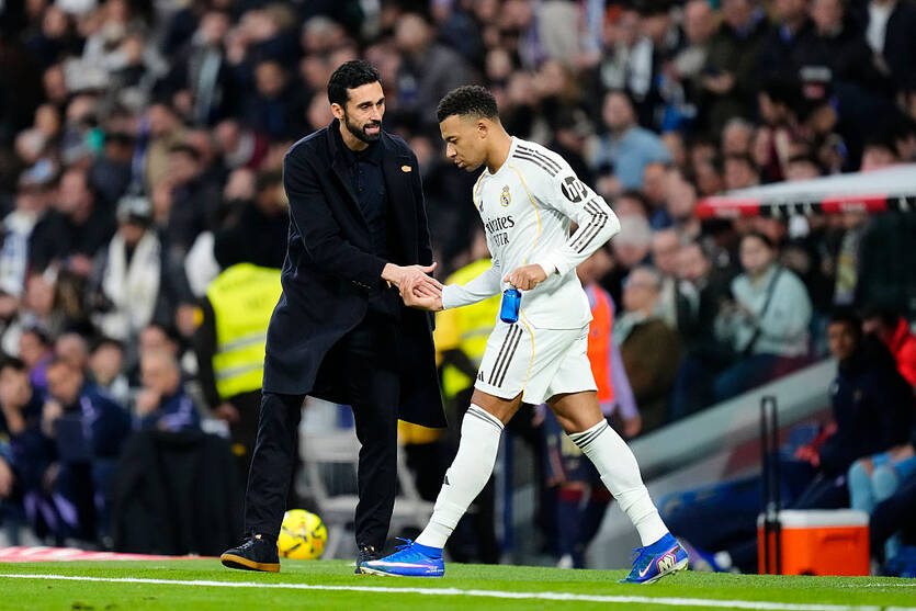 Альваро Арбелоа и Килиан Мбаппе / Getty Images