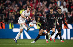 Бавария спаслась в матче с Байером, играя тайм в меньшинстве