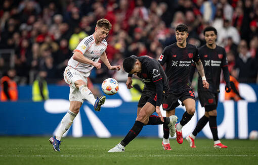 Бавария спаслась в матче с Байером, играя тайм в меньшинстве