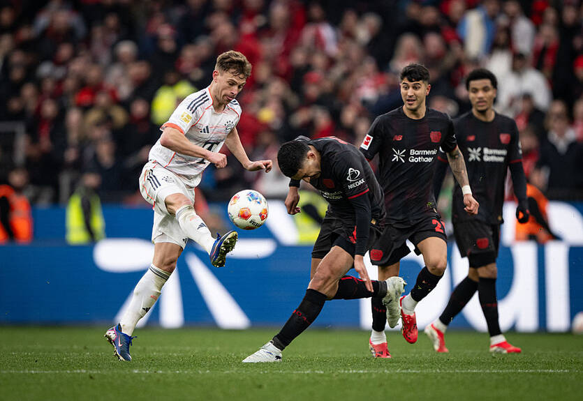Бавария спаслась в матче с Байером, играя тайм в меньшинстве