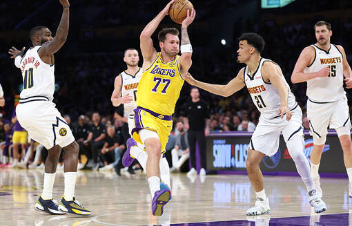 НБА: Лейкерс в овертайме одолели Денвер, Бостон с Шульгой обыграл Вашингтон